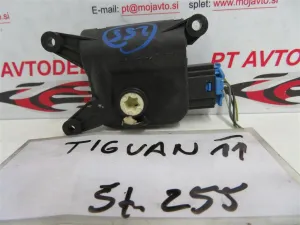 VW TIGUAN L.11, MOTORČEK LOPUTE NA PEČKI