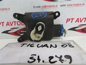 VW TIGUAN L.08, MOTORČEK LOPUTE NA PEČKI