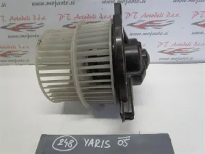 TOYOTA YARIS L.05, MOTORČEK PEČKE