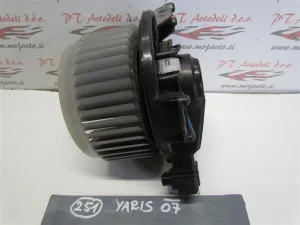 TOYOTA YARIS L.05, MOTORČEK PEČKE
