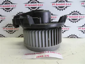 TOYOTA AURIS L.09, MOTORČEK PEČKE