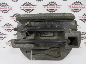 FORD FIESTA L.10, ORODJE REZERVNE GUME