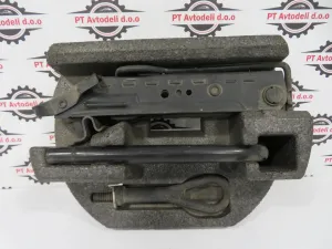 FORD FIESTA L.10, ORODJE REZERVNE GUME