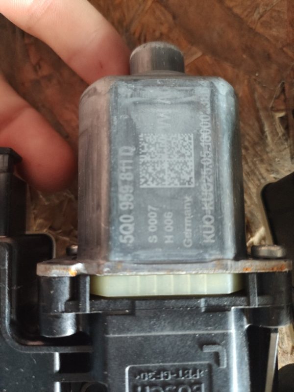 VW POLO L.19, MOTORČEK ZA DVIG STEKLA, ZADNJI LEVI - Image 3