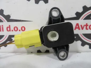 VW TOURAN L.08, TIPKA IN LUČKE POKROVA PRTLJAGE