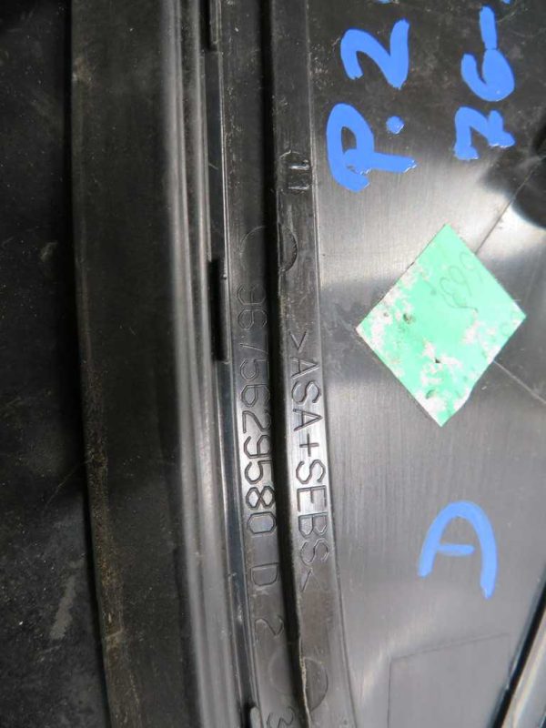 PEUGEOT 208 L.18, PVC TRIKOTNIK BLATNIKA, DESNI - Image 2