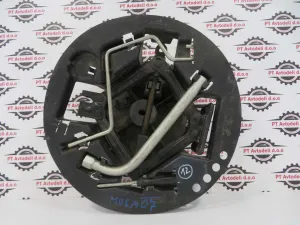 LANCIA MUSA L.07, ORODJE REZERVNE GUME