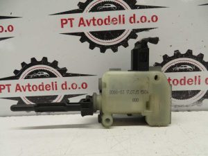 VOLVO V40 L.16, MOTORČEK ZAKLEP REZERVOARJA